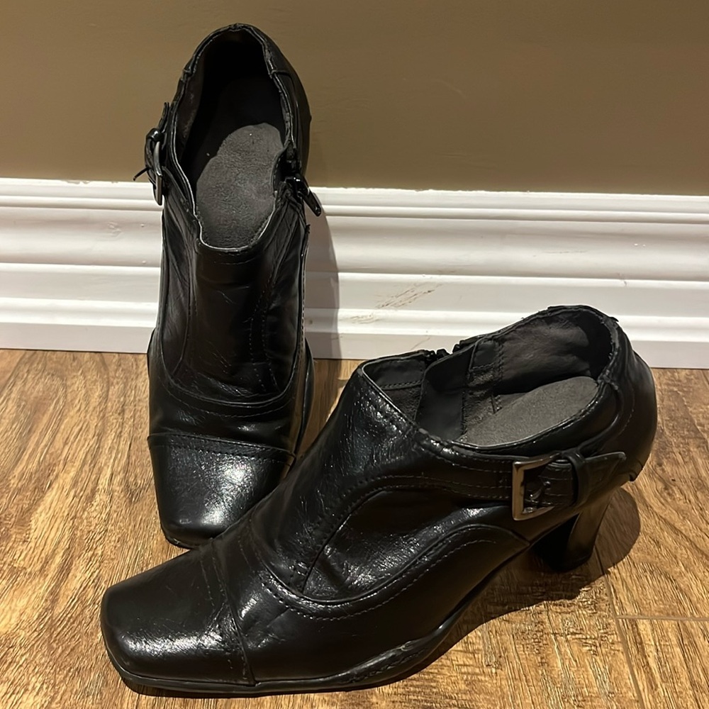 Aerolsoles low cut black zippered heeled ankle booties